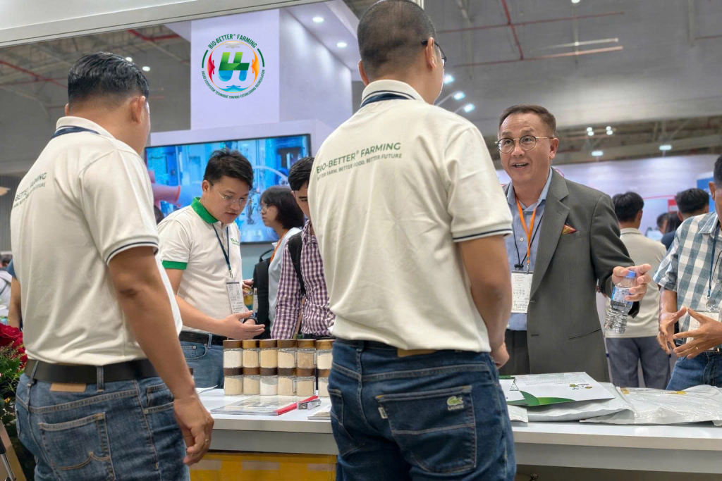 Đội ngũ kỹ thuật BioBetterFarming tư vấn giải pháp vi sinh tại VietShrimp 2026