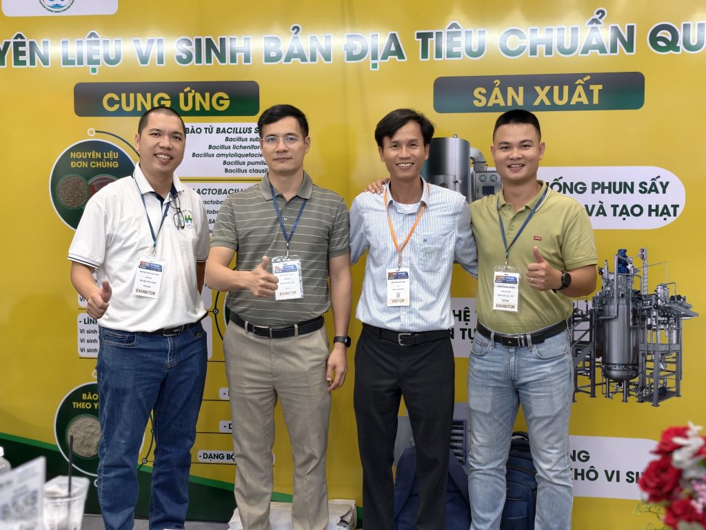 Tập thể đội ngũ kỹ sư và nhân viên công ty Bio-Better Farming và BioFloc chụp ảnh kỷ niệm, thể hiện tinh thần đoàn kết tại sự kiện VietShrimp