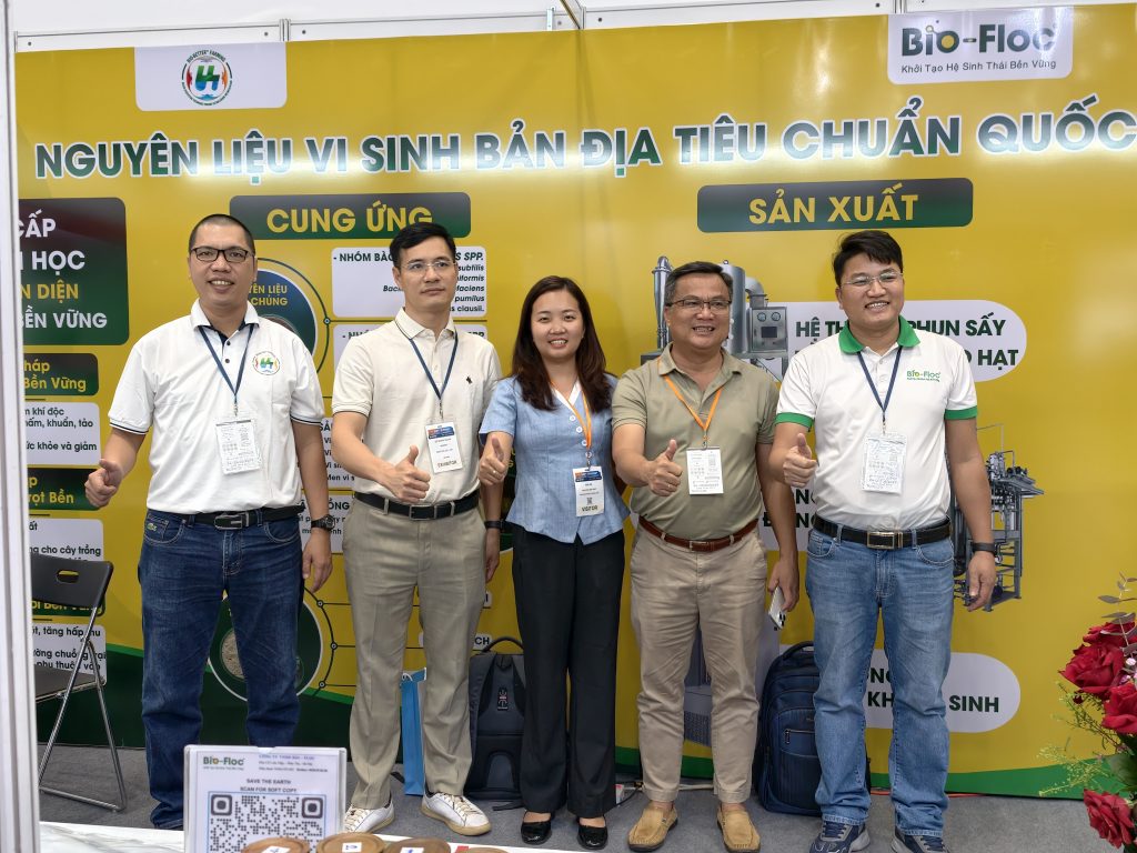 Đội ngũ quản lý và kỹ thuật từ farm tôm quy mô lớn đang thảo luận chuyên sâu về bộ giải pháp vi sinh bản địa và quy trình SOP cùng chuyên gia Bio-Better Farming