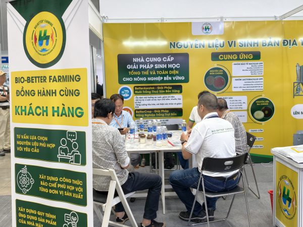 Chuyên gia kỹ thuật Bio-Better Farming đang trực tiếp tư vấn bộ tài liệu SOP và giải pháp vi sinh bản địa cho chủ Farm tôm quy mô lớn tại gian hàng VietShrimp 2026